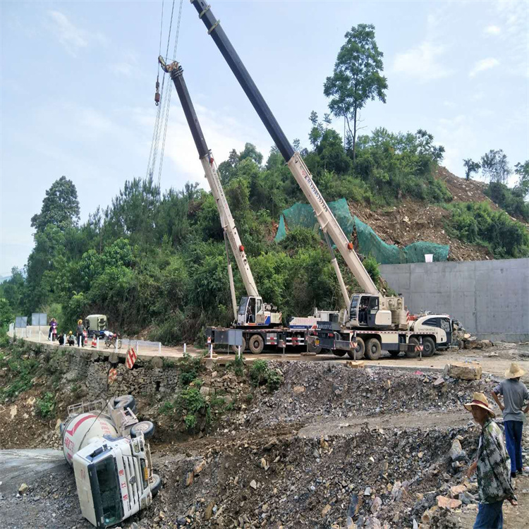 黄冈汽车掉沟里叫吊车救援要多少钱